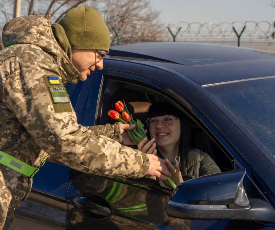 На Одещині прикордонники здивували подорожувальниць привітанням з тюльпанами