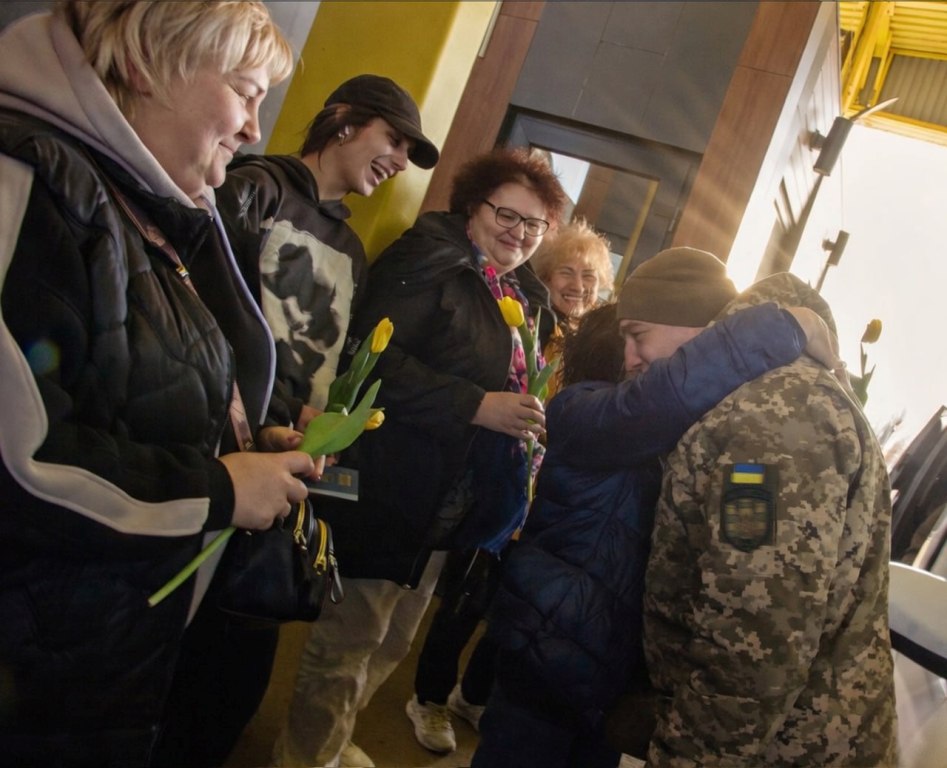 На Одещині прикордонники здивували подорожувальниць привітанням з тюльпанами