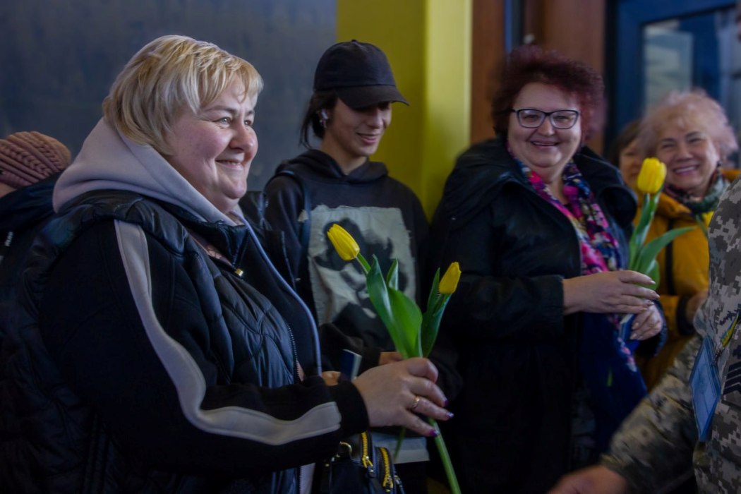 На Одещині прикордонники здивували подорожувальниць привітанням з тюльпанами