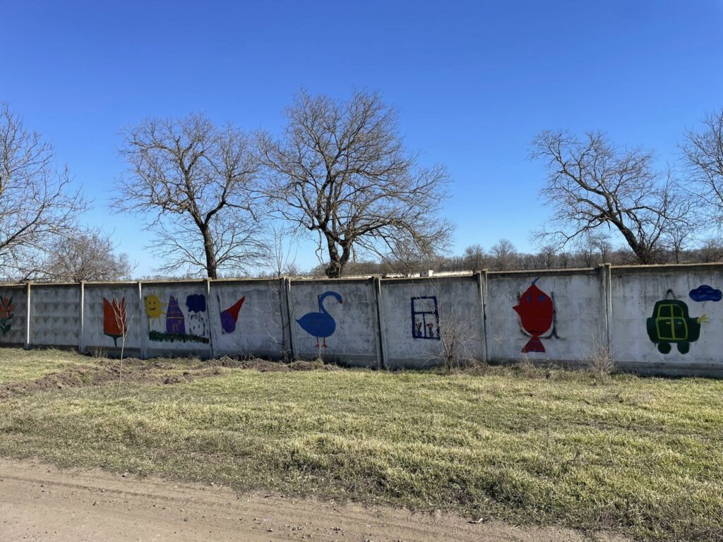 Замість нецензурщини - малюнки: у громаді Білгород-Дністровського району борються з вандалізмом