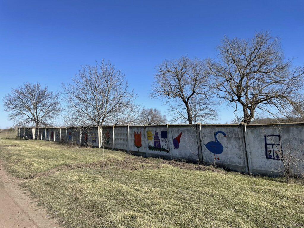 Замість нецензурщини - малюнки: у громаді Білгород-Дністровського району борються з вандалізмом