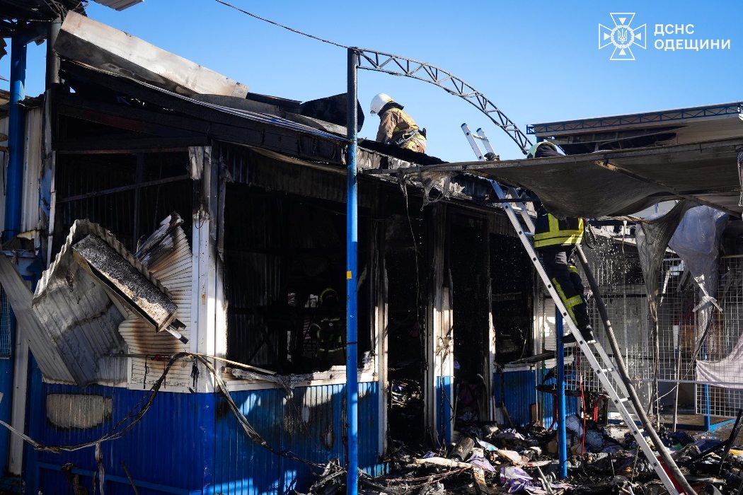 Масштабна пожежа на промринку "7-й км": вогонь знищив три торгівельні павільйони