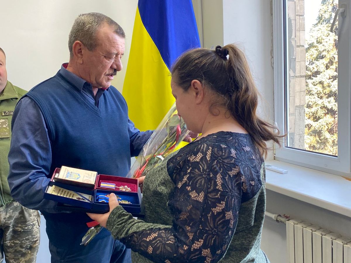 Посмертні відзнаки загиблих молодих Героїв з Білгород-Дністровського району передали їхнім матерям