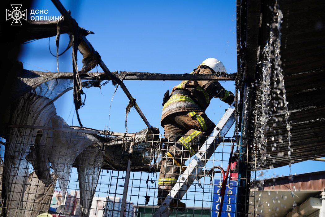 Масштабна пожежа на промринку "7-й км": вогонь знищив три торгівельні павільйони