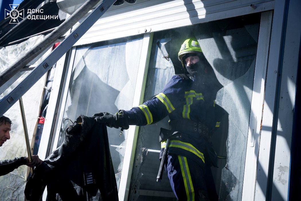 Масштабна пожежа на промринку "7-й км": вогонь знищив три торгівельні павільйони