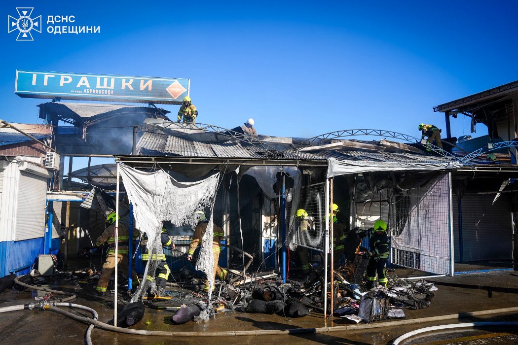 Масштабна пожежа на промринку "7-й км": вогонь знищив три торгівельні павільйони