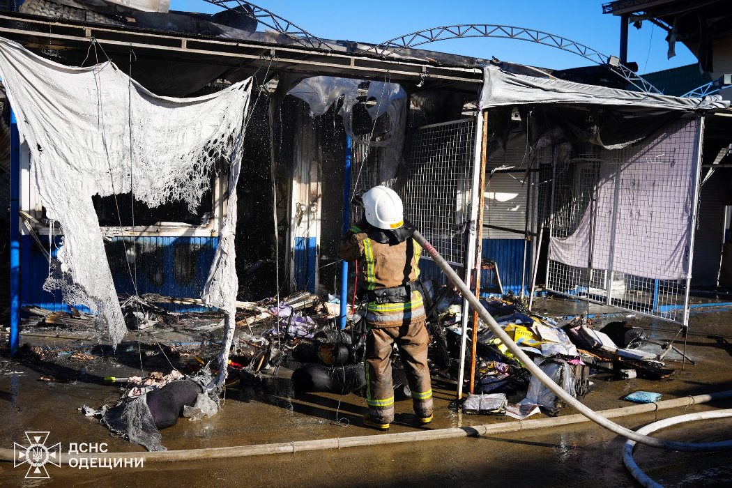 Масштабна пожежа на промринку "7-й км": вогонь знищив три торгівельні павільйони