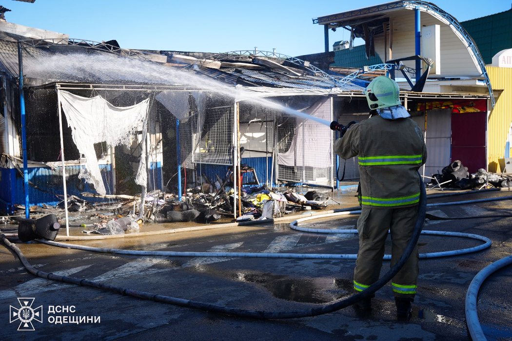 Масштабна пожежа на промринку "7-й км": вогонь знищив три торгівельні павільйони