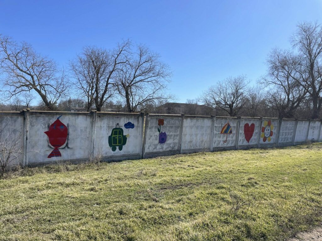 Замість нецензурщини - малюнки: у громаді Білгород-Дністровського району борються з вандалізмом