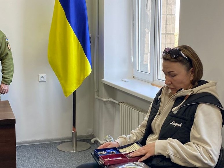 Посмертні відзнаки загиблих молодих Героїв з Білгород-Дністровського району передали їхнім матерям