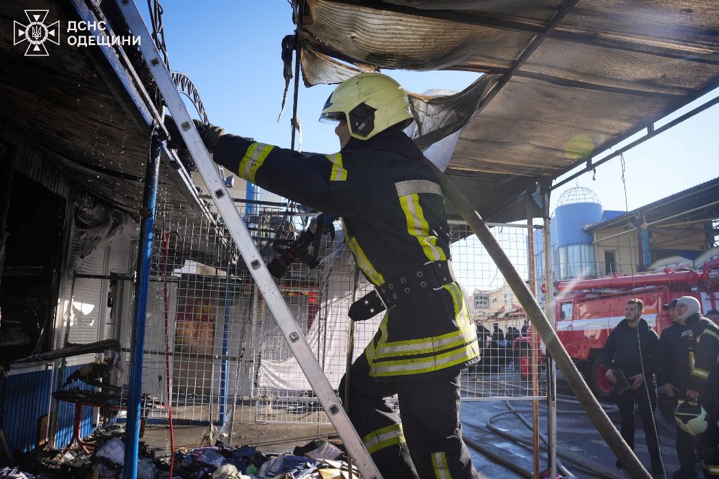 Масштабна пожежа на промринку "7-й км": вогонь знищив три торгівельні павільйони