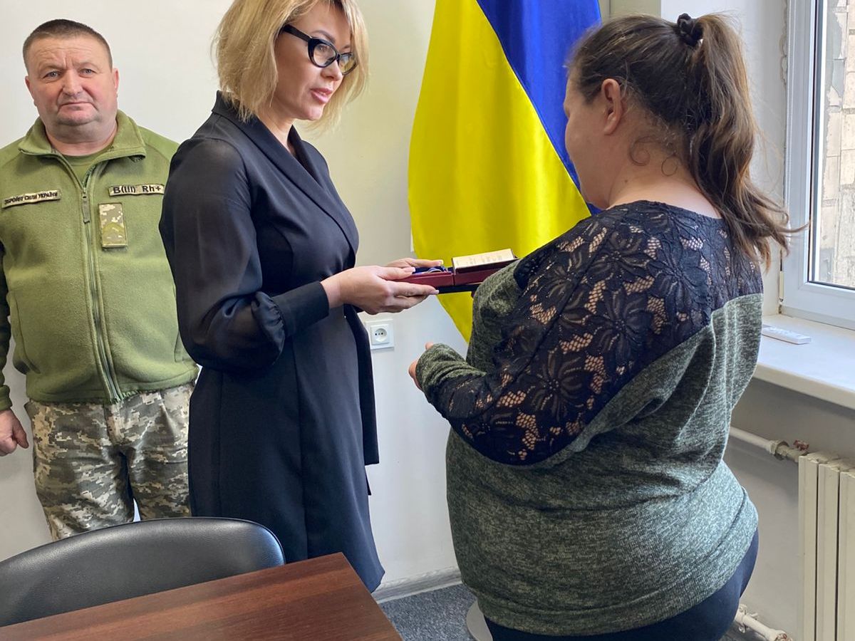 Посмертні відзнаки загиблих молодих Героїв з Білгород-Дністровського району передали їхнім матерям
