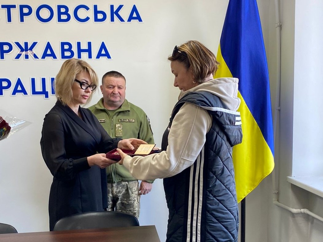 Посмертні відзнаки загиблих молодих Героїв з Білгород-Дністровського району передали їхнім матерям