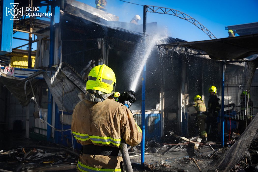 Масштабна пожежа на промринку "7-й км": вогонь знищив три торгівельні павільйони