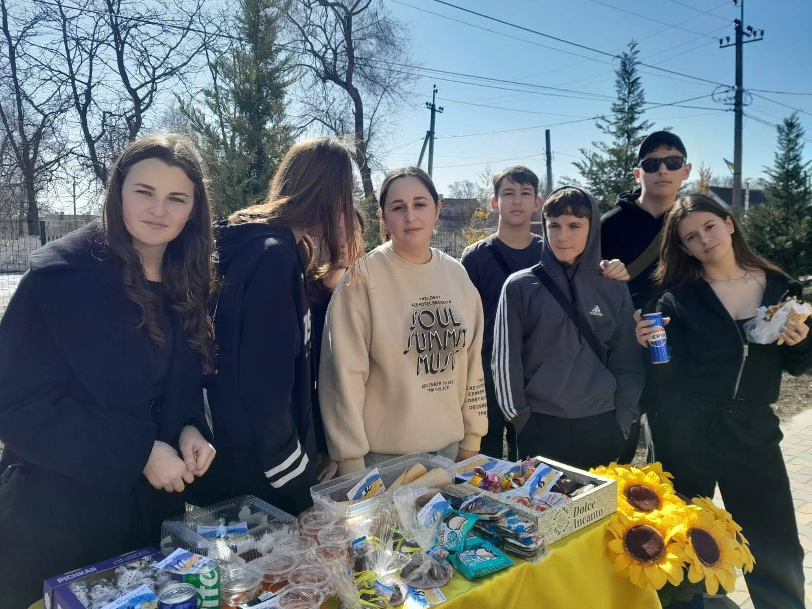 Учні громади Болградського району зібрали на ярмарку понад 28 тисяч гривень на підтримку ЗСУ