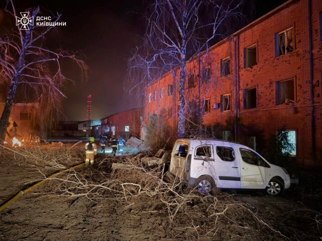 росіяни вночі вчергове масовано атакували Україну: є загиблі та постраждалі