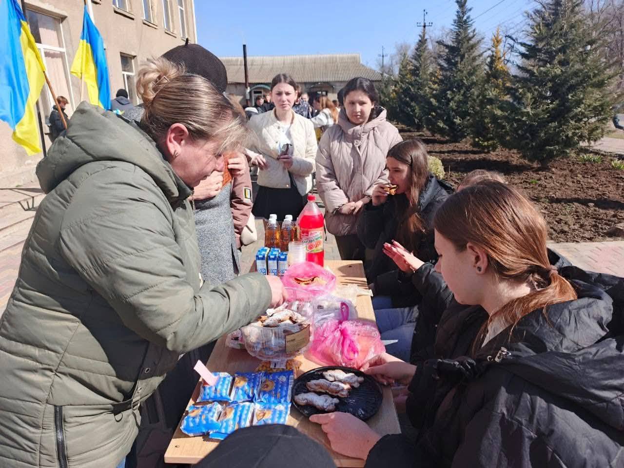 Учні громади Болградського району зібрали на ярмарку понад 28 тисяч гривень на підтримку ЗСУ