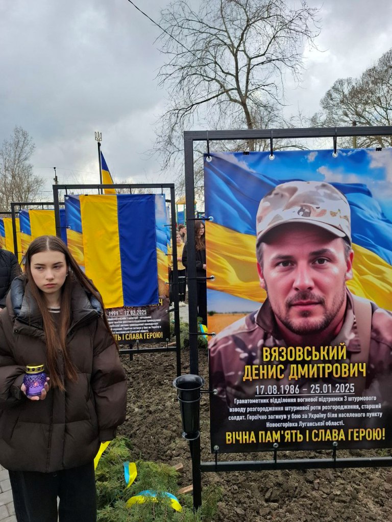 У місті Вилкове вшанували загиблих у війні військовослужбовців на Алеї Пам'яті