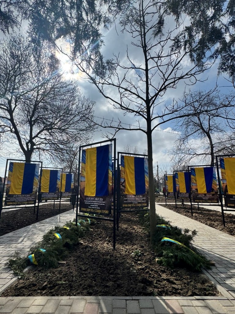 У місті Вилкове вшанували загиблих у війні військовослужбовців на Алеї Пам'яті