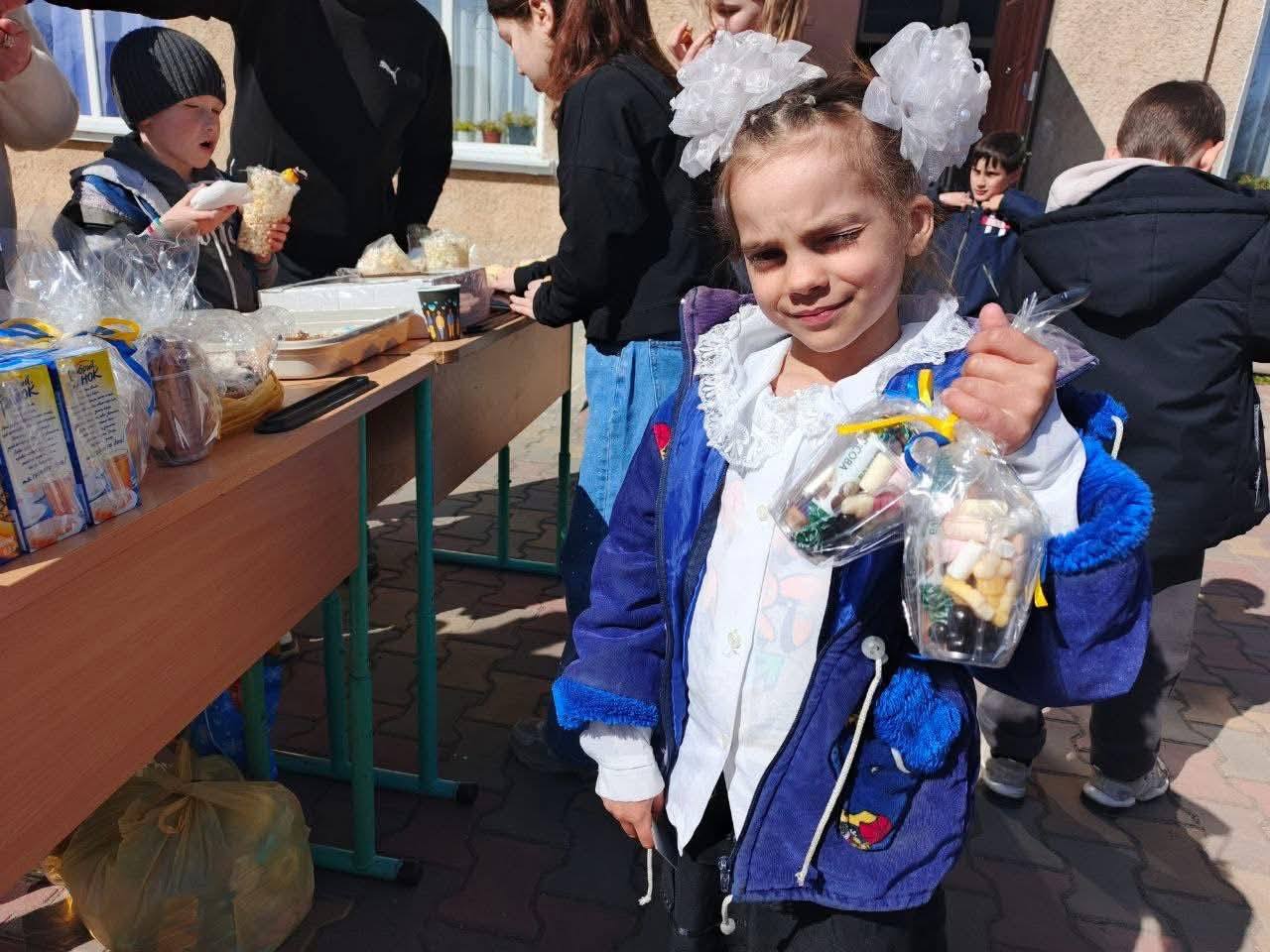 Учні громади Болградського району зібрали на ярмарку понад 28 тисяч гривень на підтримку ЗСУ