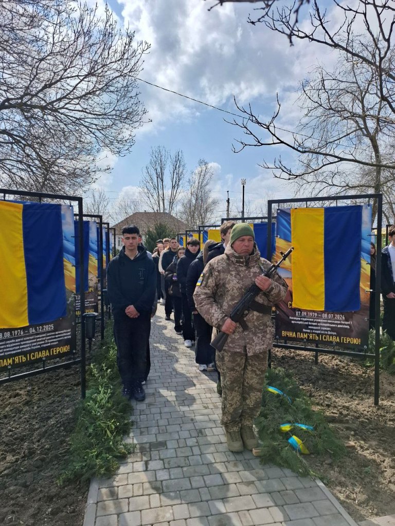 У місті Вилкове вшанували загиблих у війні військовослужбовців на Алеї Пам'яті