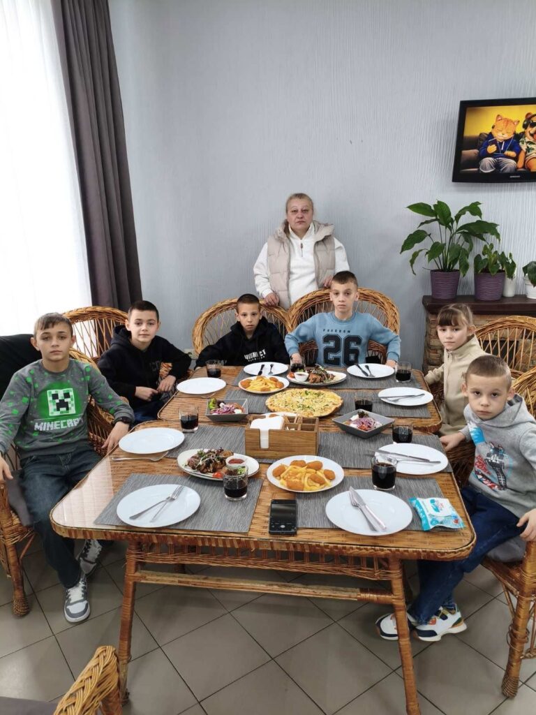 Десять щасливих сердець: родина з Бессарабської громади подарувала тепло ще двом дітям-сиротам