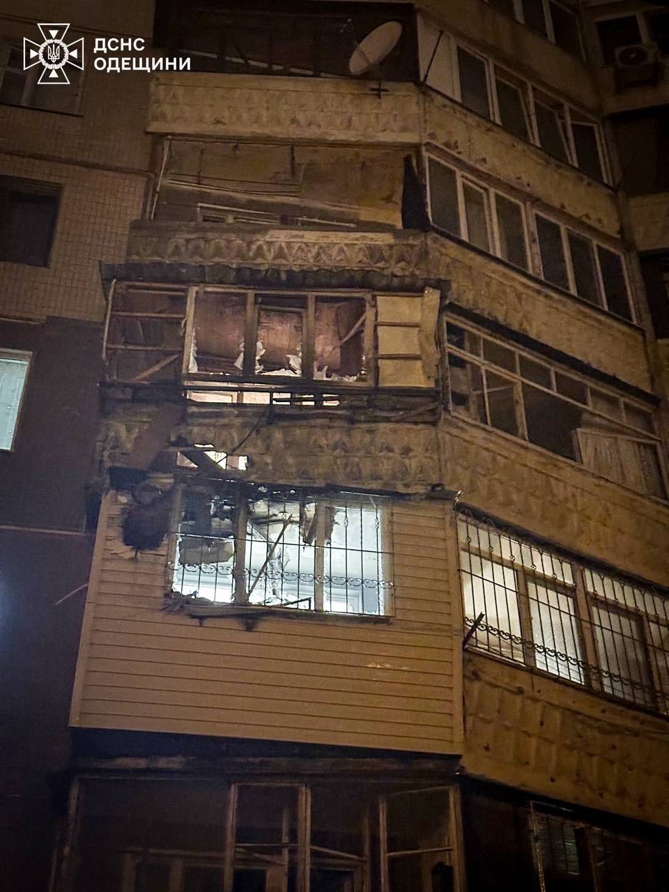 Під час ворожої атаки на Одесу ударний БпЛА влучив в балкон квартири