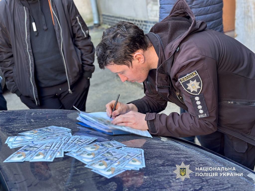 Вимагав понад 7 тисяч доларів з хворого: в Одесі на хабарі затримали лікаря-офтальмолога