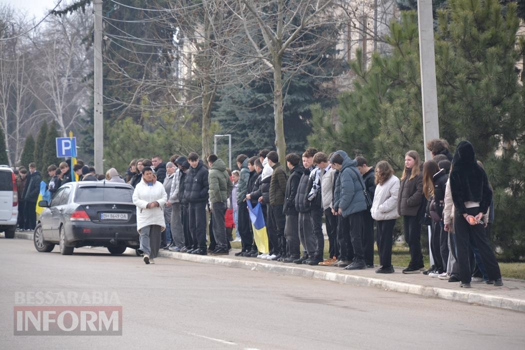 У Кілії з військовими почестями та живим коридором провели в останню путь кулеметника Руслана Дубовенка