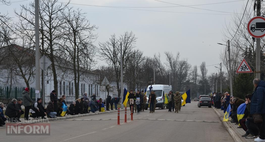 У Кілії з військовими почестями та живим коридором провели в останню путь кулеметника Руслана Дубовенка