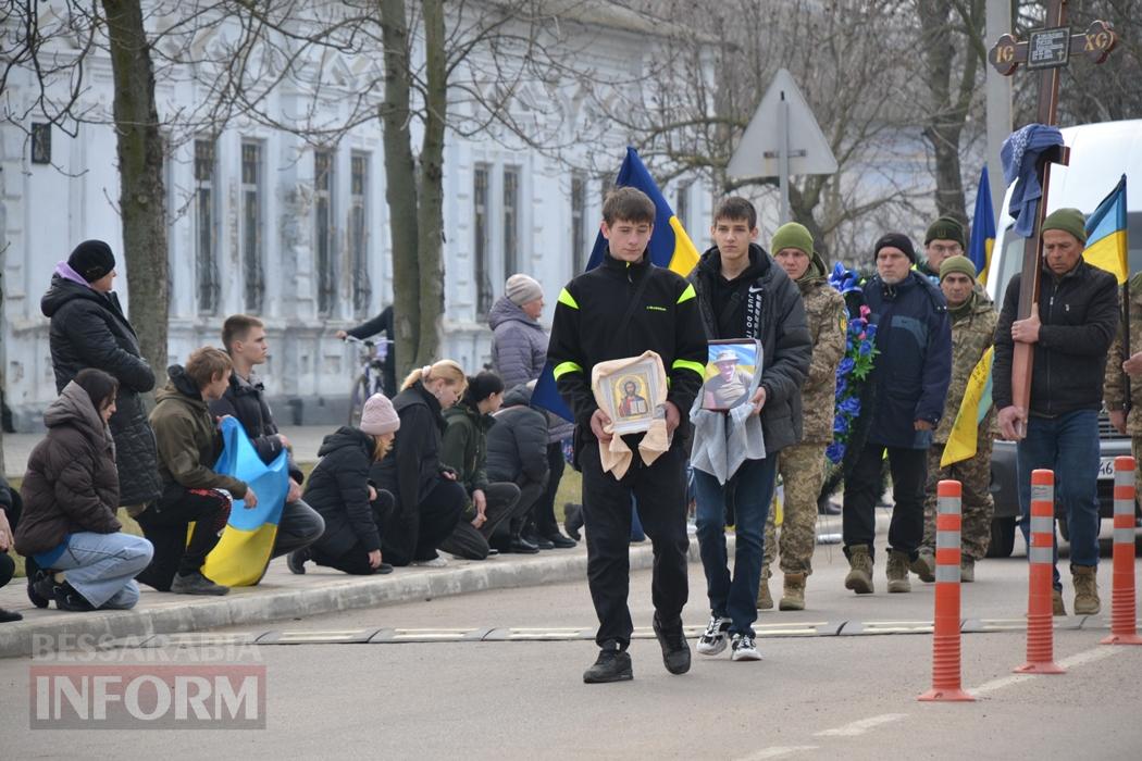 У Кілії з військовими почестями та живим коридором провели в останню путь кулеметника Руслана Дубовенка