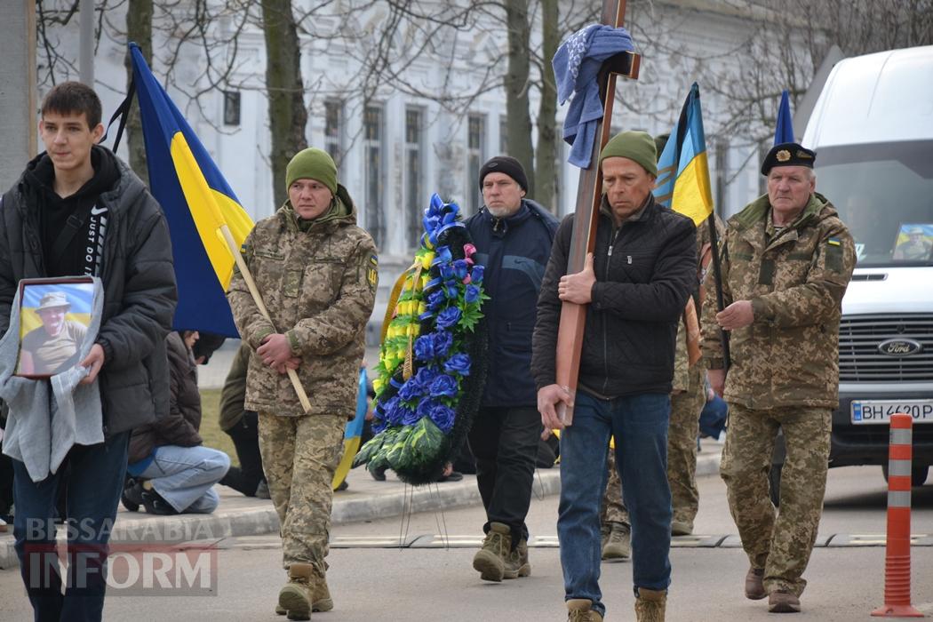 У Кілії з військовими почестями та живим коридором провели в останню путь кулеметника Руслана Дубовенка
