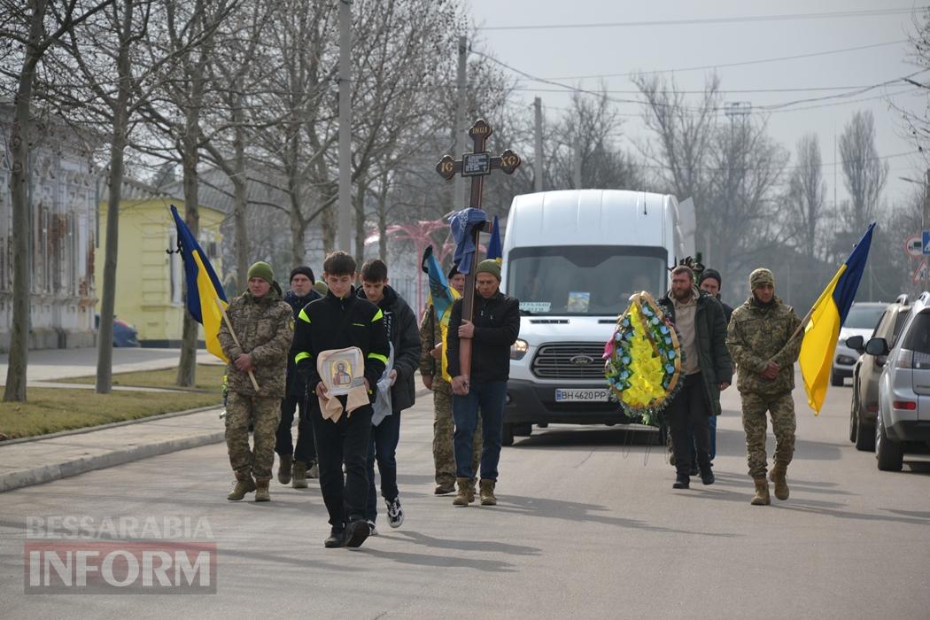 У Кілії з військовими почестями та живим коридором провели в останню путь кулеметника Руслана Дубовенка