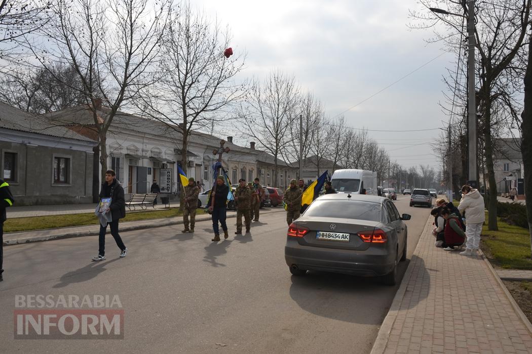 У Кілії з військовими почестями та живим коридором провели в останню путь кулеметника Руслана Дубовенка