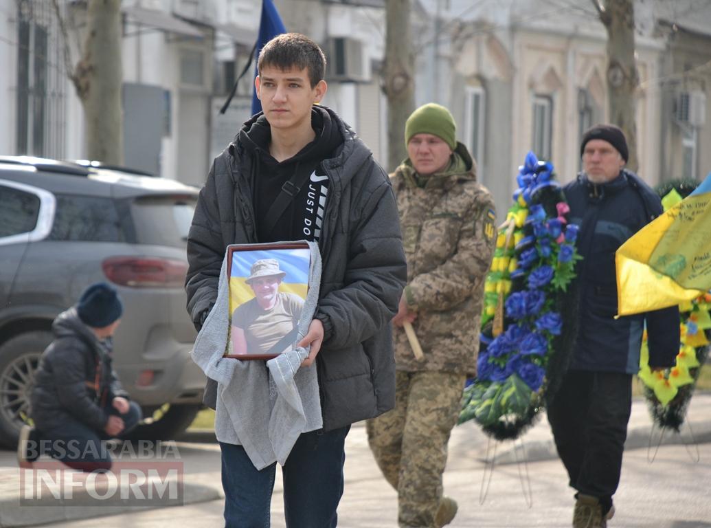 У Кілії з військовими почестями та живим коридором провели в останню путь кулеметника Руслана Дубовенка