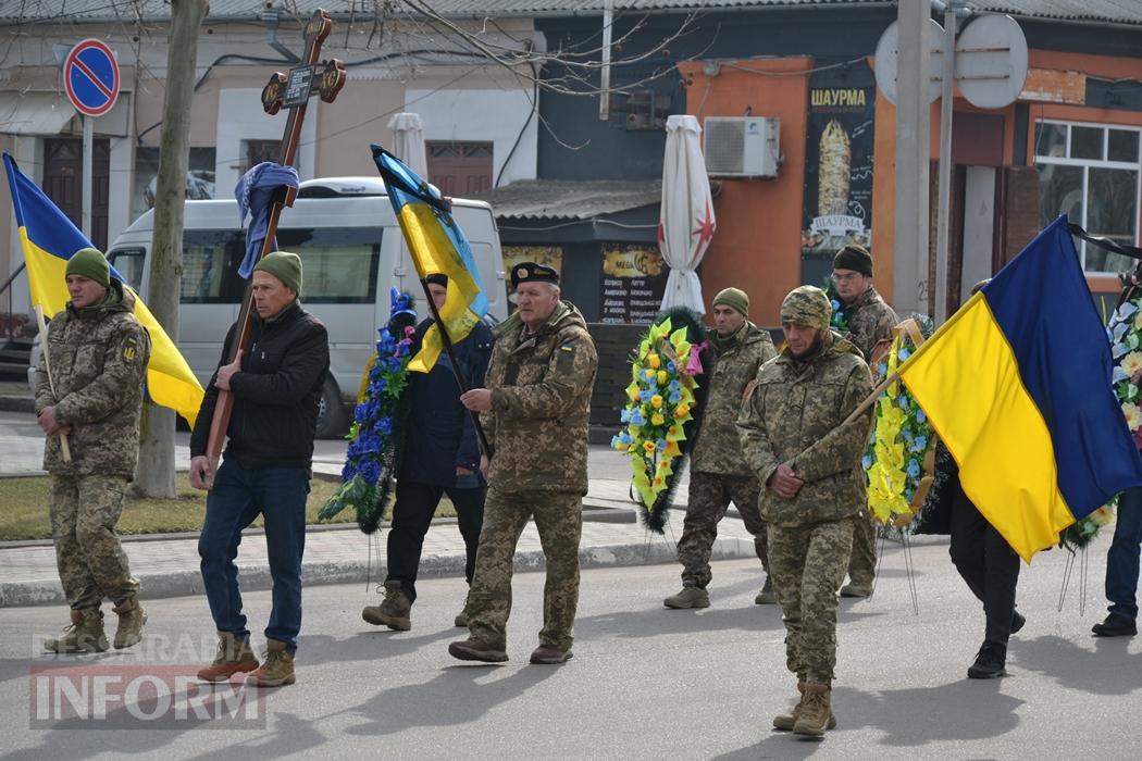 У Кілії з військовими почестями та живим коридором провели в останню путь кулеметника Руслана Дубовенка