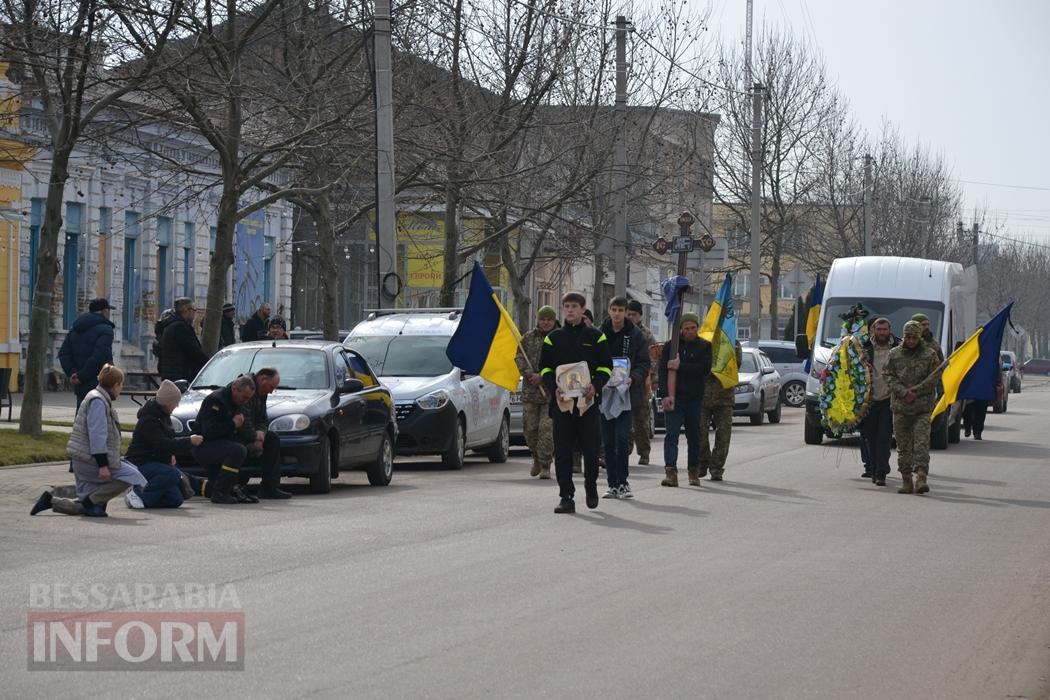 У Кілії з військовими почестями та живим коридором провели в останню путь кулеметника Руслана Дубовенка