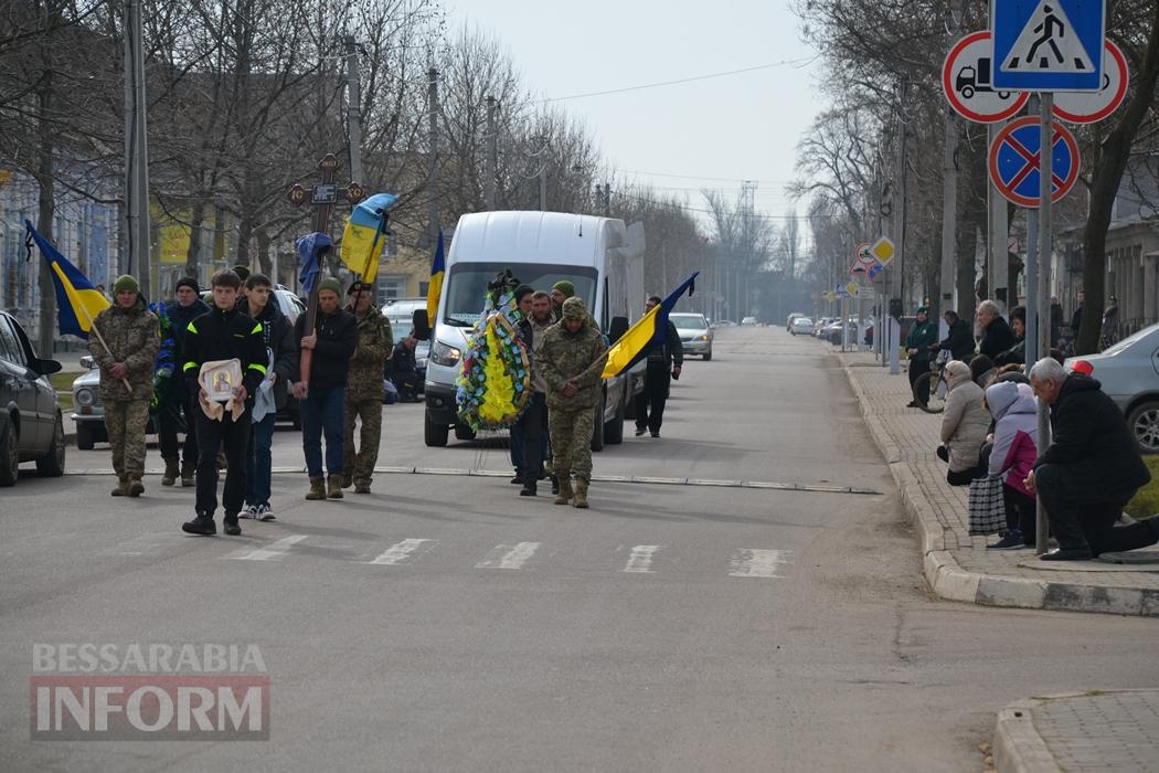 У Кілії з військовими почестями та живим коридором провели в останню путь кулеметника Руслана Дубовенка