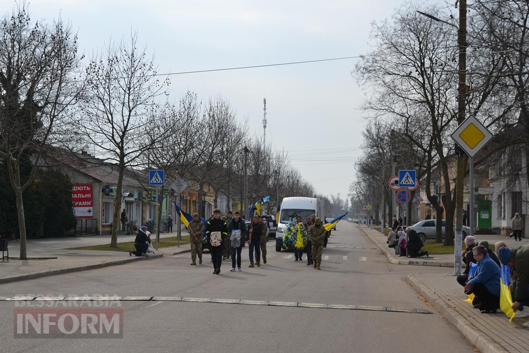 У Кілії з військовими почестями та живим коридором провели в останню путь кулеметника Руслана Дубовенка