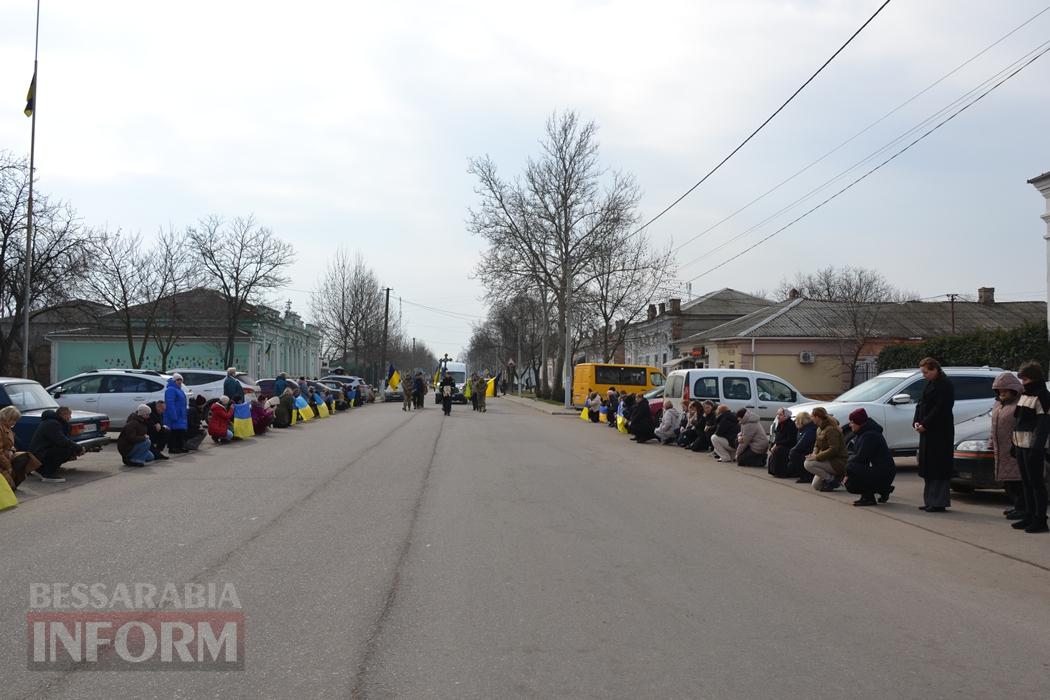 У Кілії з військовими почестями та живим коридором провели в останню путь кулеметника Руслана Дубовенка