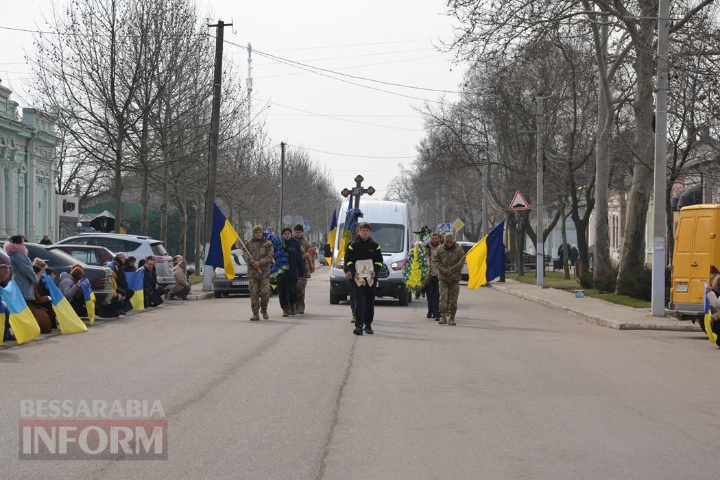 У Кілії з військовими почестями та живим коридором провели в останню путь кулеметника Руслана Дубовенка