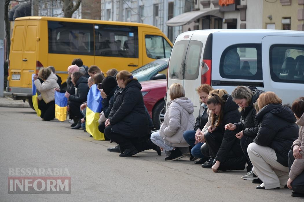 У Кілії з військовими почестями та живим коридором провели в останню путь кулеметника Руслана Дубовенка