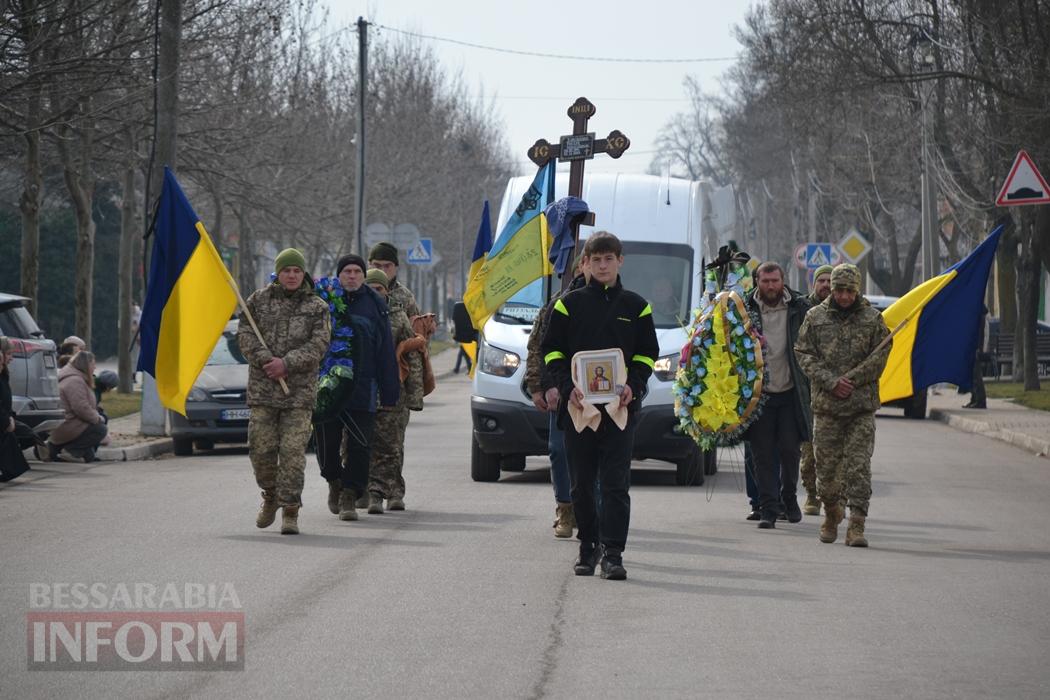 У Кілії з військовими почестями та живим коридором провели в останню путь кулеметника Руслана Дубовенка
