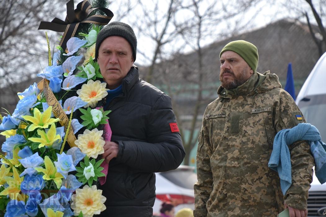 У Кілії з військовими почестями та живим коридором провели в останню путь кулеметника Руслана Дубовенка