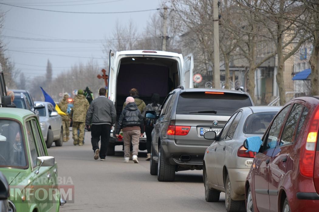 У Кілії з військовими почестями та живим коридором провели в останню путь кулеметника Руслана Дубовенка