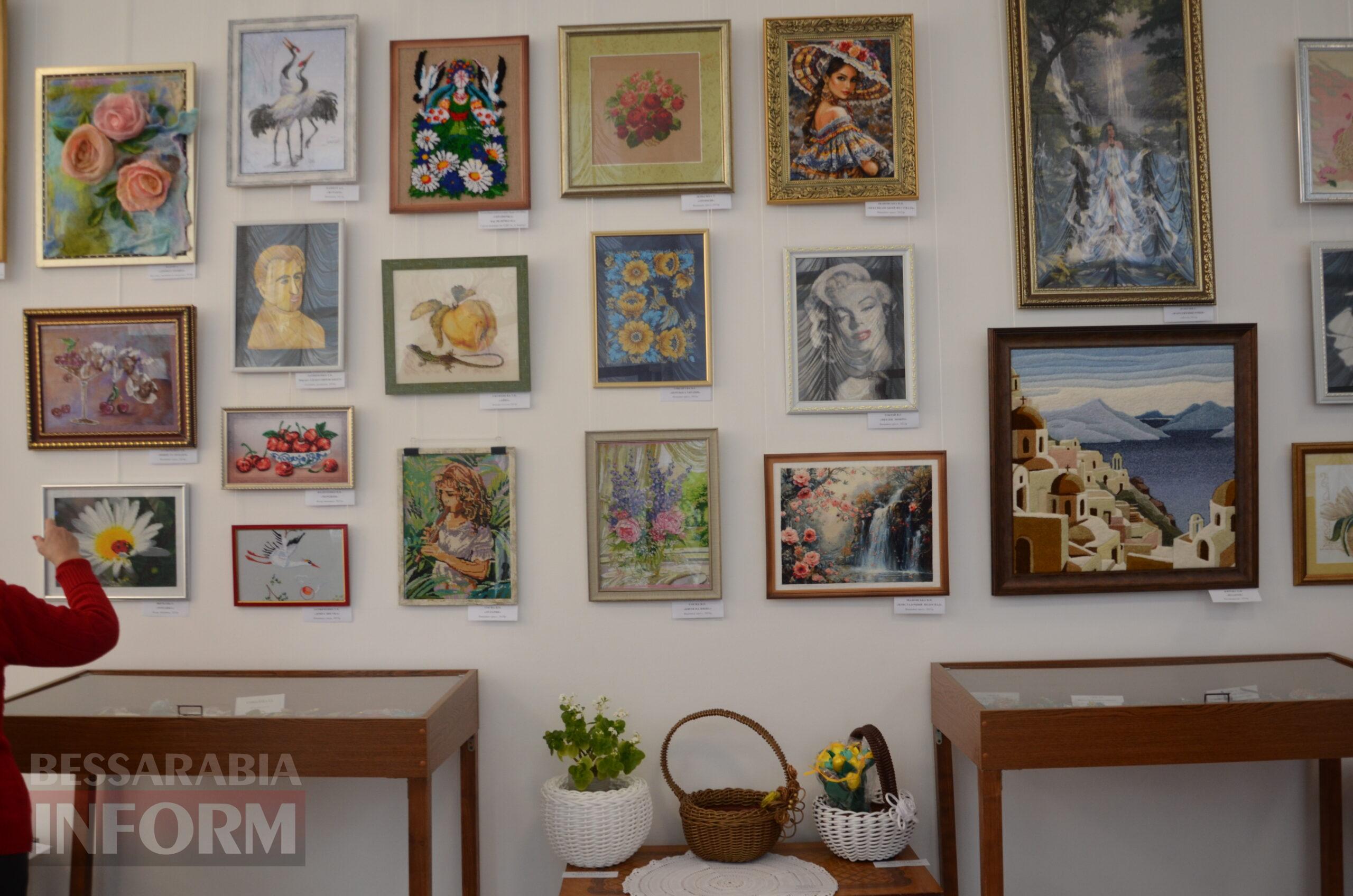 Магія жіночих рук: в Ізмаїлі відбулося відкриття щорічної весняної виставки «Краса, створена жінкою»