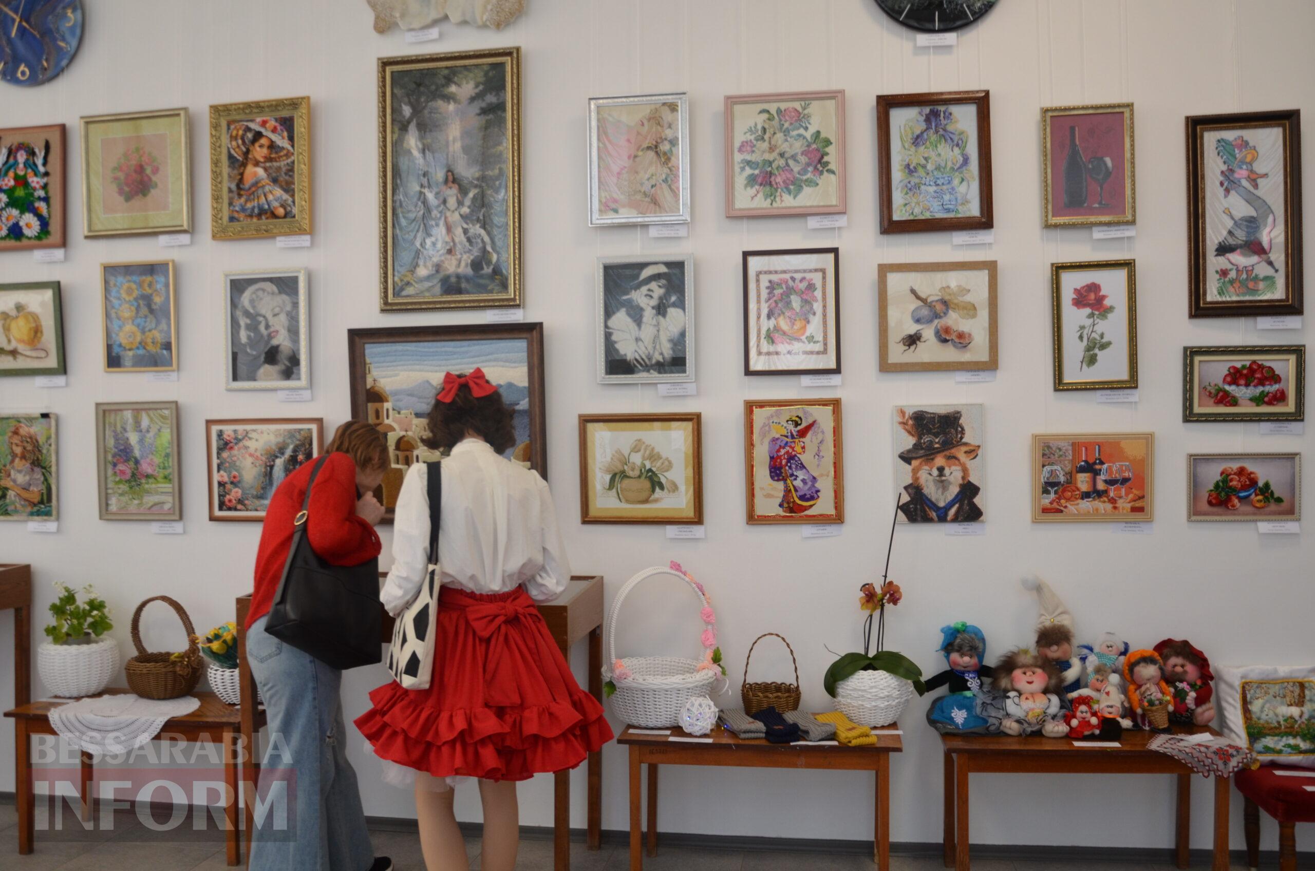 Магія жіночих рук: в Ізмаїлі відбулося відкриття щорічної весняної виставки «Краса, створена жінкою»