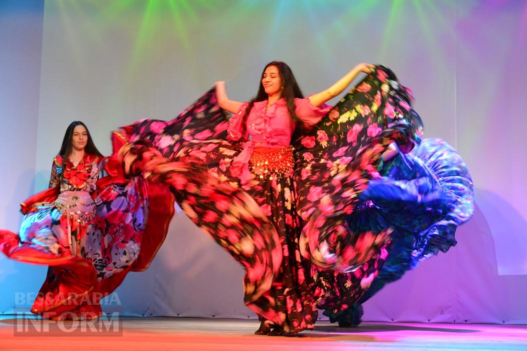 У Кілії видовищним концертом зустрічали свято весни і краси