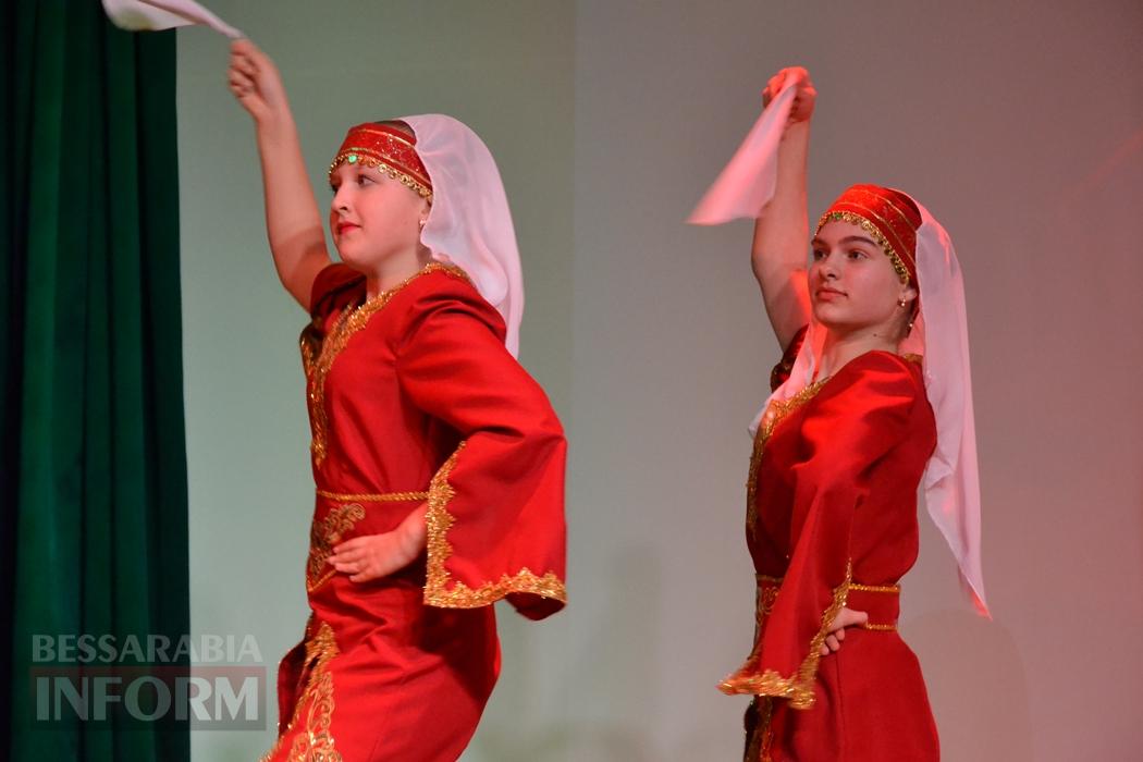 У Кілії видовищним концертом зустрічали свято весни і краси