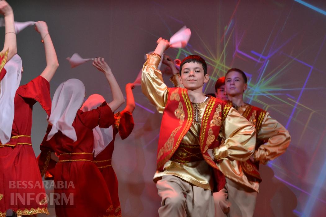 У Кілії видовищним концертом зустрічали свято весни і краси